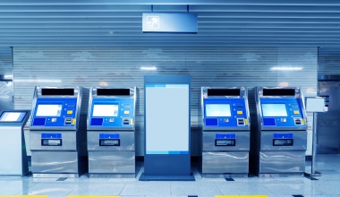 室内广告机与户外广告机的差异解析